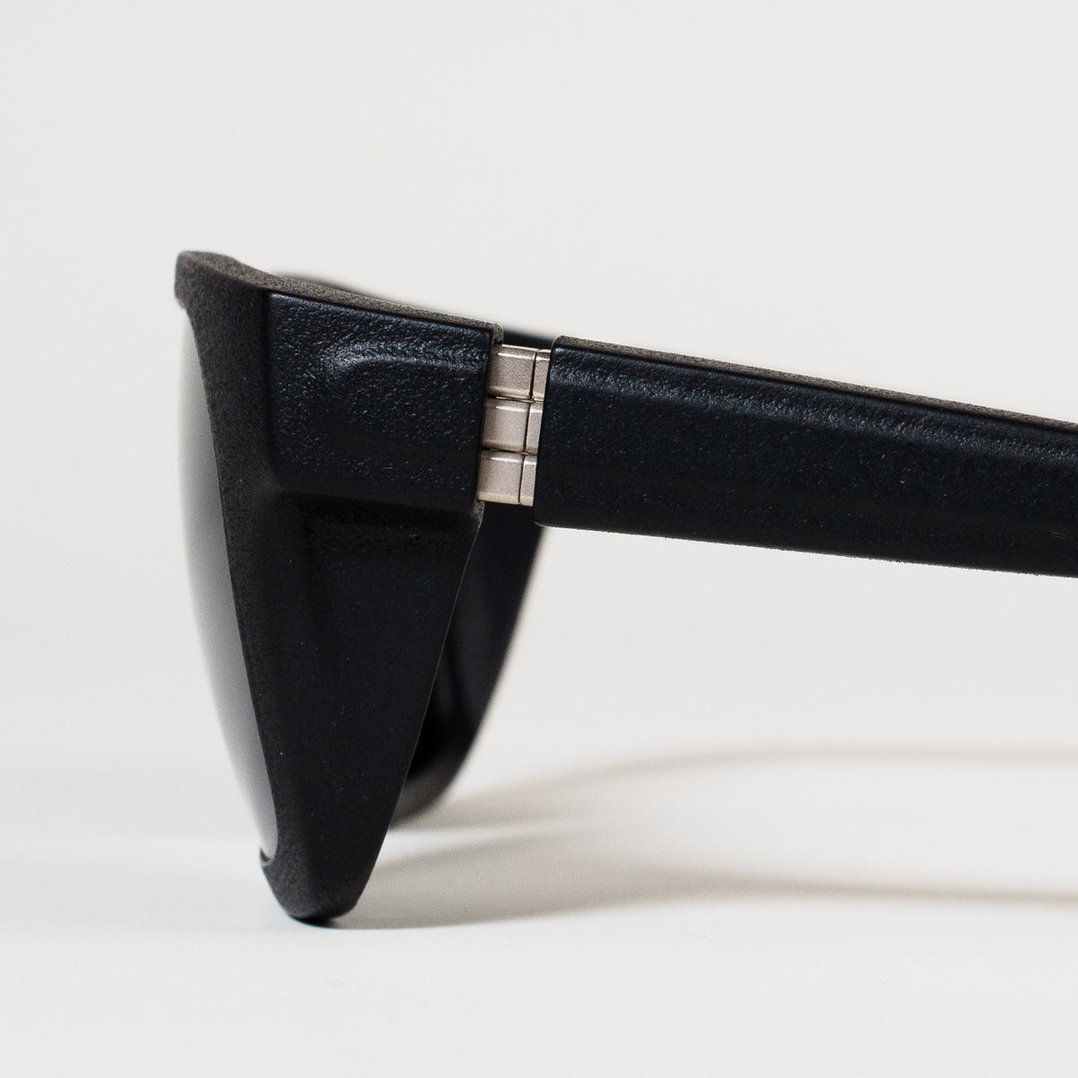 macro of the patent-pending basn5 stacked hinge