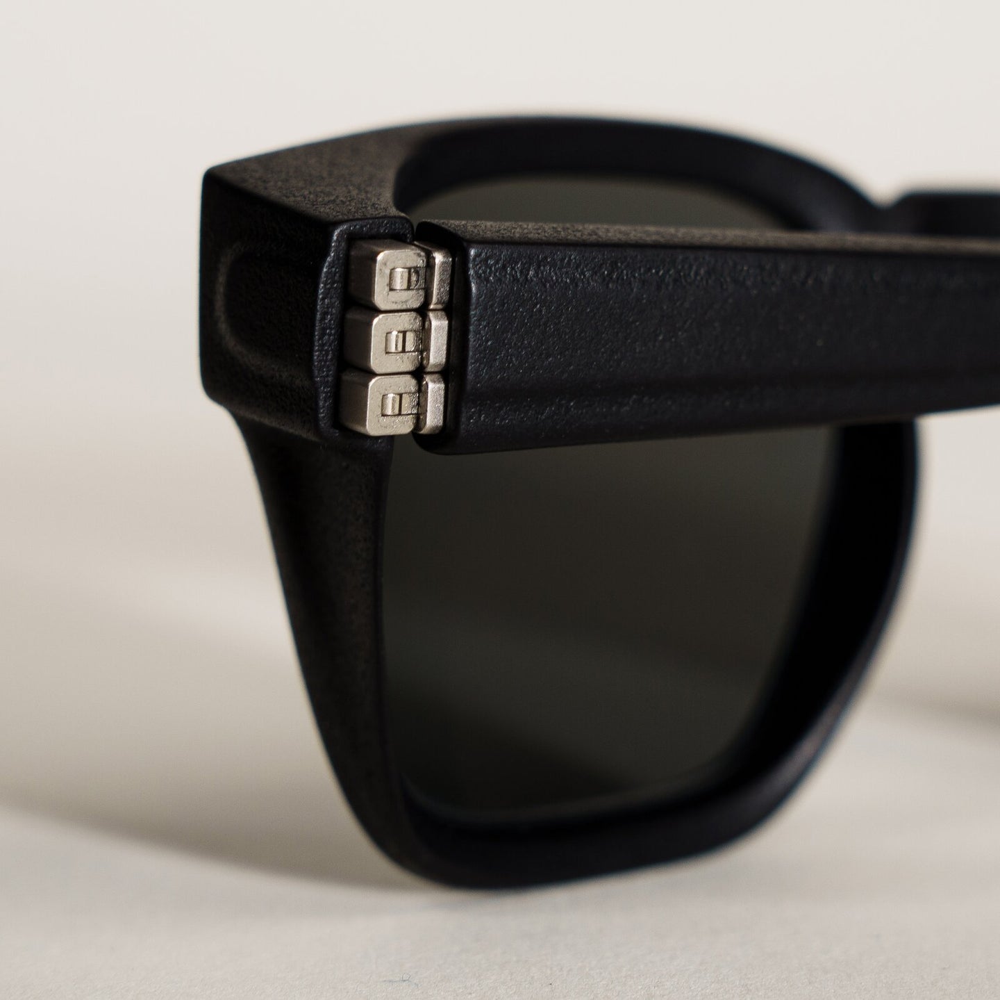 Davenport — frame face with stacked spring hinge