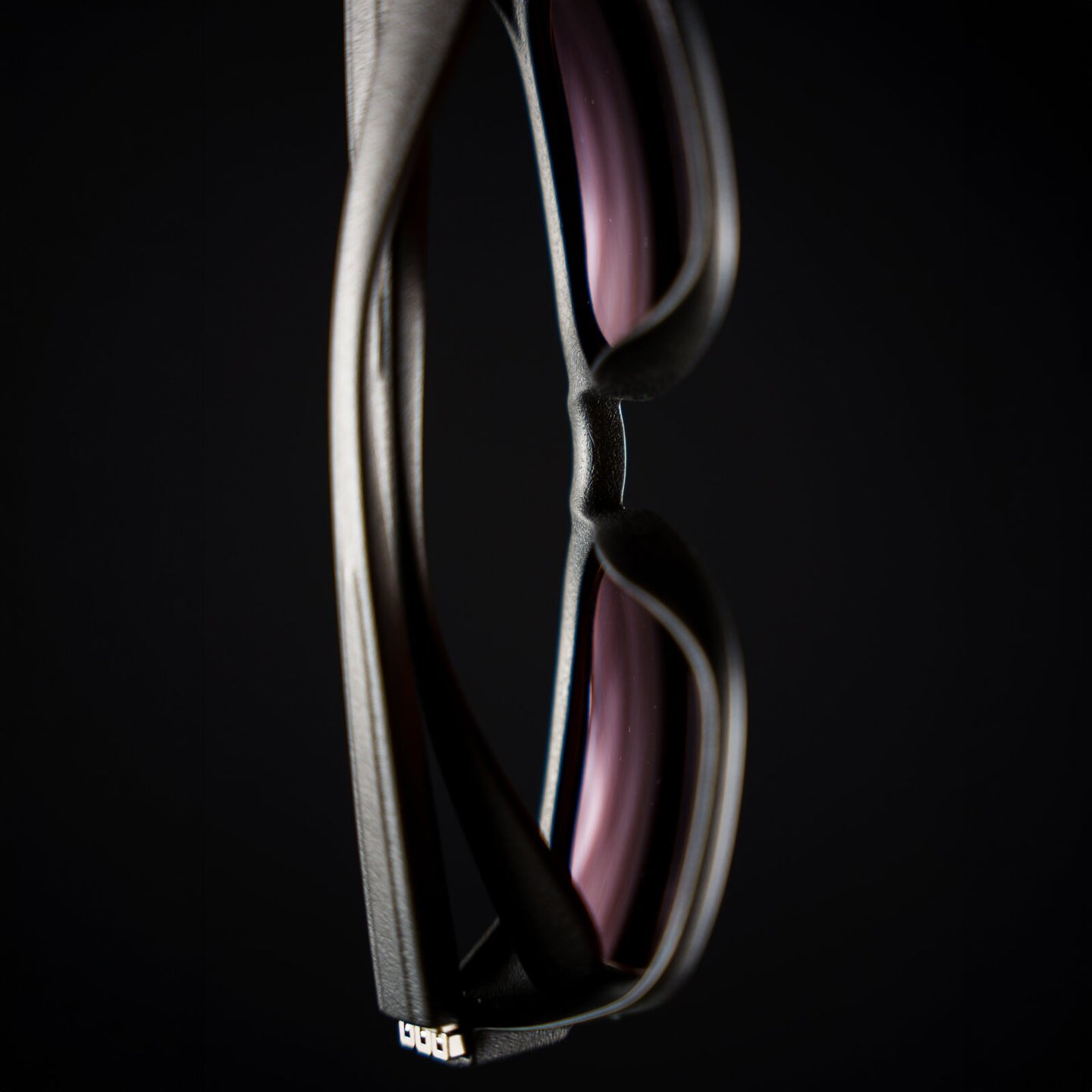 Davenport — three-quarter view with hinge detail